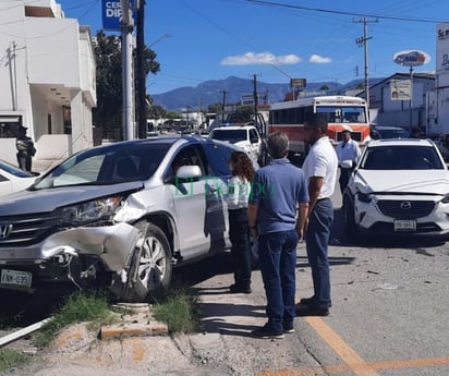 Mujer se vuela luz roja y provoca accidente en el sector el Pueblo