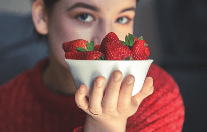 Los beneficios de comer fresas todos los días van mucho más allá de disfrutar de un delicioso snack.: Comer fresas no solo es un placer para el paladar, sino también un regalo para tu salud.