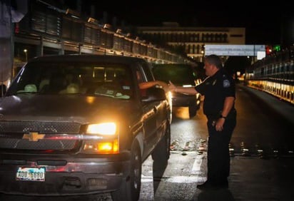 Jefe del CBP da la bienvenida a usuarios del Puente Internacional I