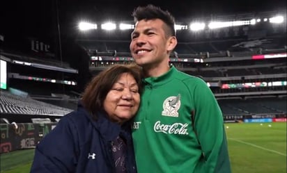 Chucky Lozano cumple sueño de admiradora que perderá la vista por una enfermedad