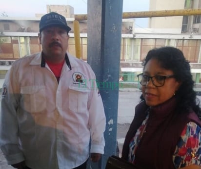 Recuperan guardias del IMSS importante bolso de dama