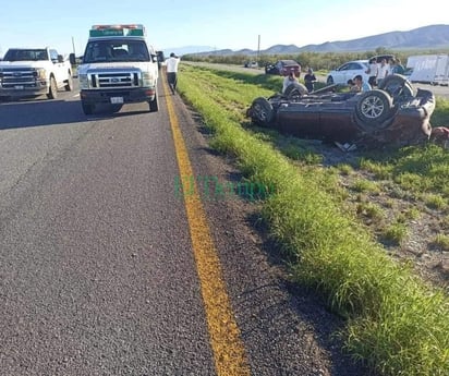 Volcadura en la carretera Monclova-Sabinas deja dos lesionados