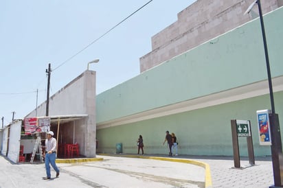 Obreros de Altos Hornos se emplean como guardias del IMSS