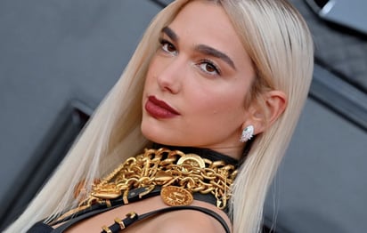 Dua Lipa cambia su estilo y debuta con un cabello color vino tinto, el tono del otoño: Dua Lipa se une a la tendencia del cabello color vino tinto.