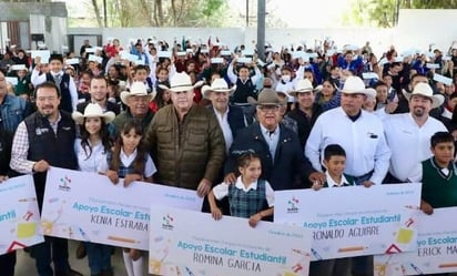 Lleva Chema apoyos educativos al campo