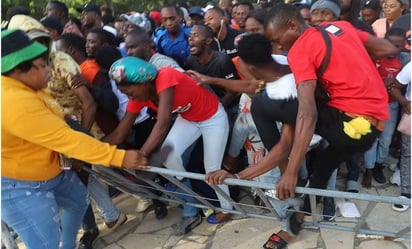 Estampida frente a COMAR deja heridos y ataques de histeria a migrantes haitianos en Tapachula, Chiapas