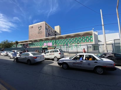 Derechohabientes del IMSS hartos por falta de estacionamiento 