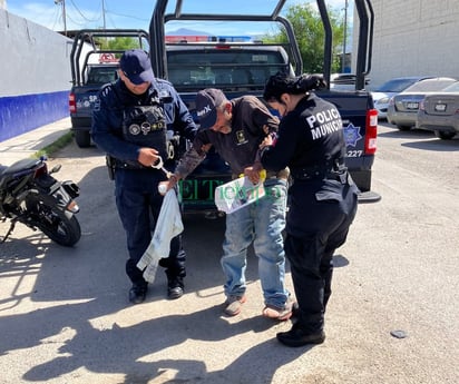 Indigente fue detenido por dañar autos en la colonia Independencia 