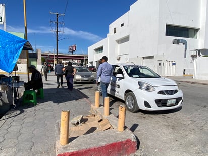 Taxistas invaden línea roja en el IMSS