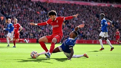 Luis Díaz volvió loco a Ashley Young y lo hizo expulsar en el Derbi de Merseyside