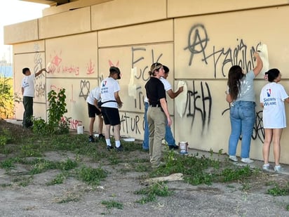 Se unen jóvenes para eliminar grafiti en Eagle Pass 