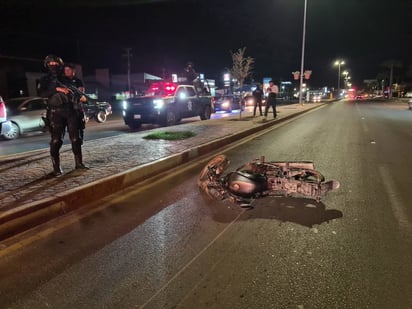 Motociclista pierde la vida al impactarse contra un camellón