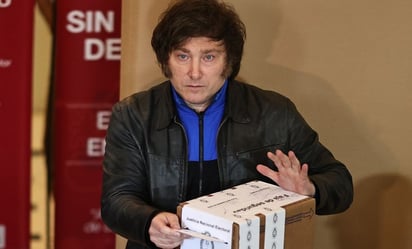 Javier Milei llega a votar en medio de cánticos de 'Cumpleaños feliz' en Argentina