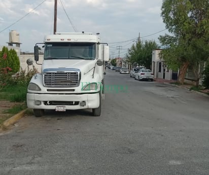 Tractocamiones siguen en las colonias