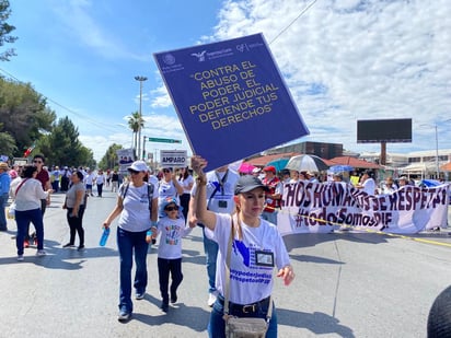 Ciudadanos defienden con marcha al Poder Judicial de la Federación