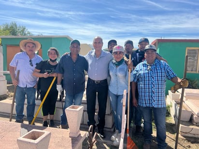 Alumnos del Cobac y Cecytec limpian panteón