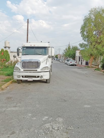 Tractocamiones son un riesgo en las colonias