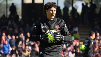 El nuevo técnico del Salernitana mandó a la banca a Ochoa