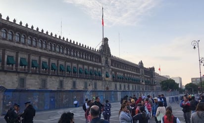 Mantienen vallas frente a Palacio Nacional tras marcha en defensa del Poder Judicial