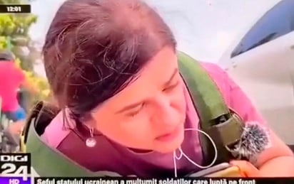 Periodista describe un ataque tirada en el suelo; transeúntes caminan tranquilos