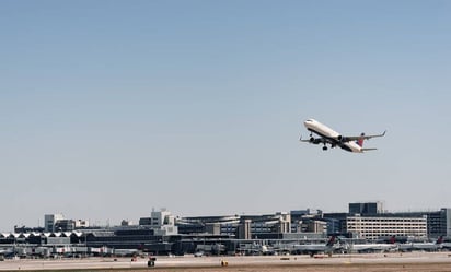 Terror en el aire: piloto intenta apagar motores de avión en pleno vuelo