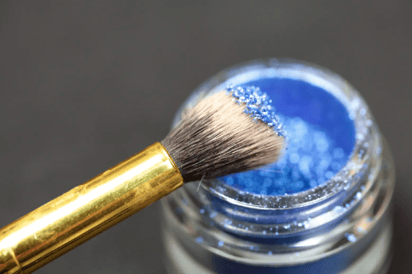 Riesgos del maquillaje con glitter en tu salud ocular: Sigue estos consejos para disfrutar del maquillaje con glitter sin riesgos para tu salud ocular.