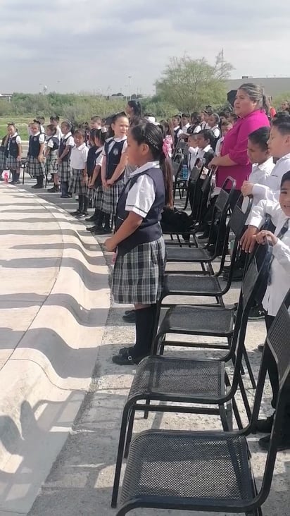 Hijos de militares y civiles estudian juntos en escuela del 105 