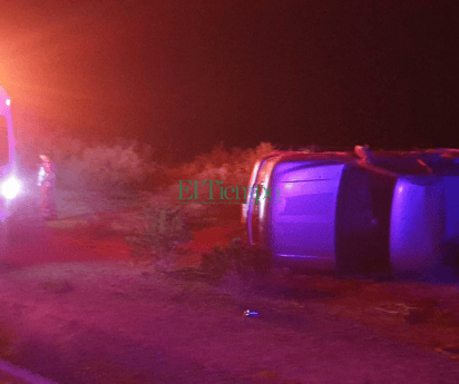 Volcadura moviliza a Cruz Roja a la carretera Cuatrociénegas-Ocampo