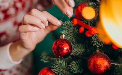 Poner los adornos navideños antes, te hace más feliz, lo dice la ciencia