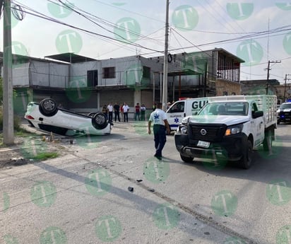 Camioneta nueva del municipio participa en choque volcadura en Monclova