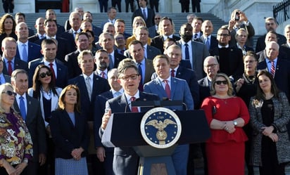 Trumpista, defensor del muro: así es Mike Johnson, nuevo presidente de la Cámara Baja