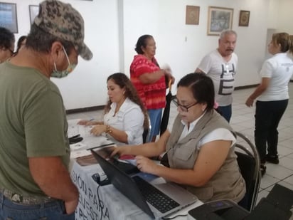 Adultos mayores reciben tarjeta del bienestar  