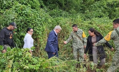 La travesía de AMLO para llegar en 'aventón' a Acapulco, con todo y carcañal en el pie y quedarse atascado