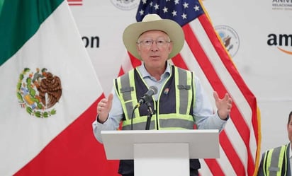 Embajador Ken Salazar mantiene contacto con autoridades de México tras paso del huracán 'Otis'