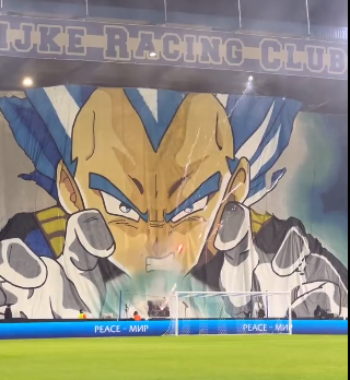 Vegeta Blue se infiltra en un partido de la Conference League donde los aficionados demuestran su amor por 'Dragon Ball'