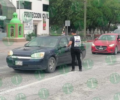 Trabajadores del Juzgado Cuarto reparten trípticos de información