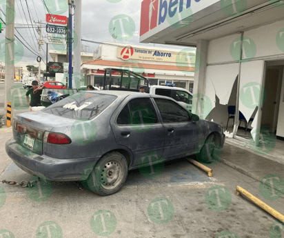 Hombre confunde el acelerador con el freno y choca contra consultorio de farmacia