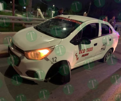 Taxista choca contra muros del puente vehicular de AHMSA 