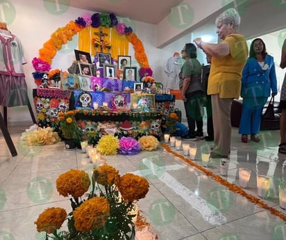 Docentes ponen altar de muertos en memoria de compañeros difuntos