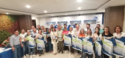 Entregan kits de la carrera del agua a desarrollarse este domingo 