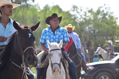 Familias de 'El Cerrito' festejan junto al alcalde Hugo Lozano e invitados