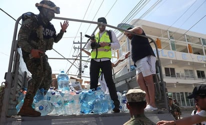 Ejército lleva víveres a acapulqueños, quienes reclaman que la ayuda es poca y llega lentamente