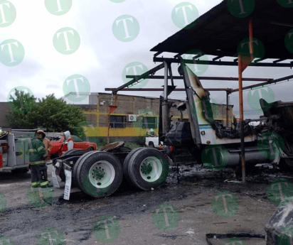 Tráiler arde en llamas dentro taller eléctrico de Castaños