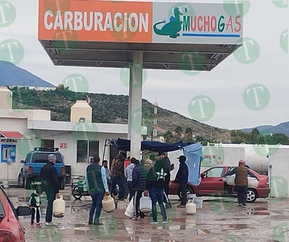 La gente hizo filas para comprar gas al sorprenderlas el  frío