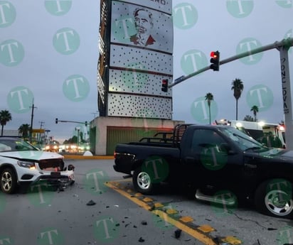 Conductor ignoró luz roja y provoca fuerte choque en el Pape