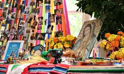 Instalan ofrenda del Día de Muertos en la Casa Blanca y la abren al público