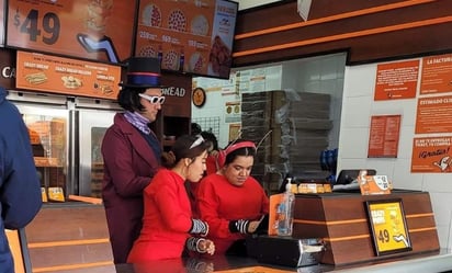 Gerente de pizzería Little Caesars se disfraza de Willy Wonka y regala galletas en Halloween