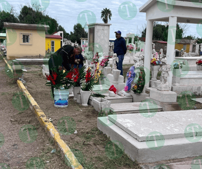 Familias visitan a los 'Angelitos' en el Panteón Guadalupe de Monclova