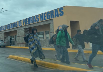 Migrantes persiguen sus sueños a pesar de las gélidas aguas del RB