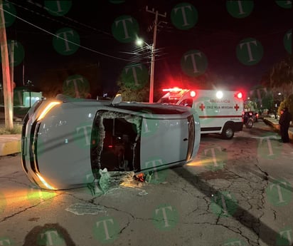 Mujer de la tercera edad sufre volcadura en la avenida Acereros